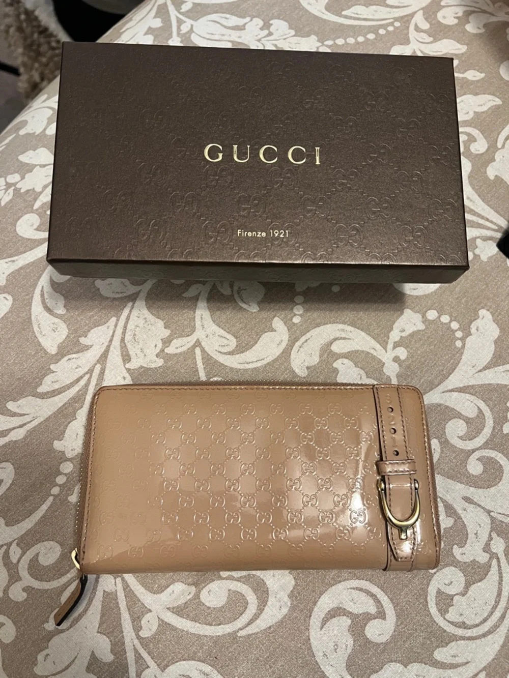 Authentic Vintage Gucci Beige Patent Leather Zip Wallet with Signature Buckle